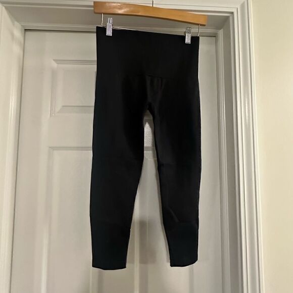 Assets by Spanx Women's Seamless Shaping Capri Leggings - Black Medium NWOT - Picture 2 of 5